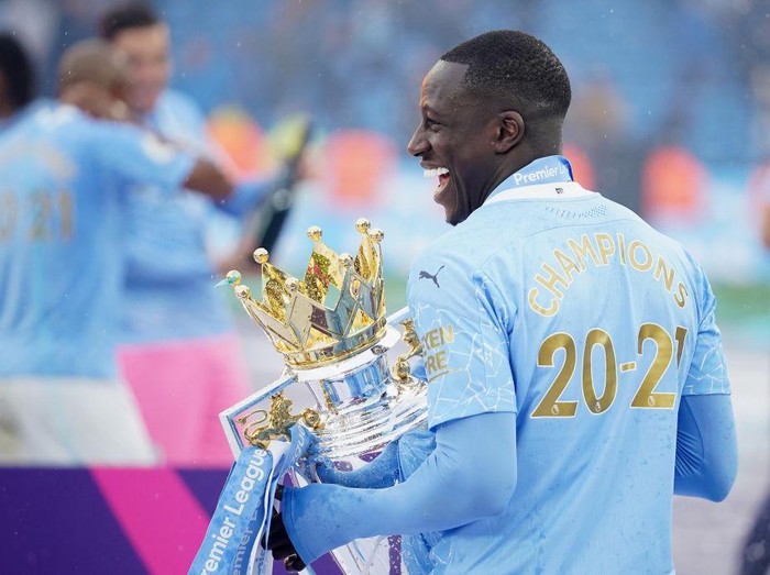 MANCHESTER, ENGLAND - MAY 23: Benjamin Mendy of Manchester City celebrates with the Premier League Trophy as Manchester City are presented with the Trophy as they win the league following the Premier League match between Manchester City and Everton at Etihad Stadium on May 23, 2021 in Manchester, England. A limited number of fans will be allowed into Premier League stadiums as Coronavirus restrictions begin to ease in the UK. (Photo by Dave Thompson - Pool/Getty Images)