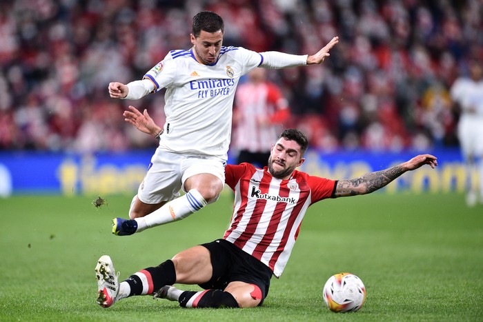 BILBAO, SPAIN - DECEMBER 22: Eden Hazard of Real Madrid battles for the ball with Unai Nunez of Athletic Bilbao during the LaLiga Santander match between Athletic Club and Real Madrid CF at San Mames Stadium on December 22, 2021 in Bilbao, Spain. (Photo by Juan Manuel Serrano Arce/Getty Images)