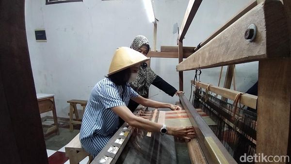 Foto: Asyiknya Belajar Menenun di Rumah Tenun Magelang
