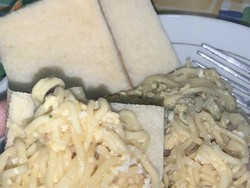 Dijamin Begah! Mie Instan Nyemek Dimakan Bareng Roti Tawar