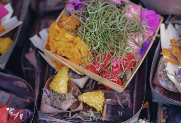 Dilarang menginjak sesaji di Bali