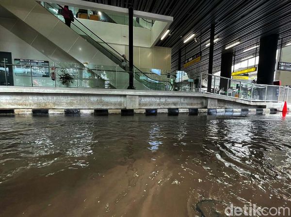 Drainase Buruk, Jalanan di Halte Terintegrasi CSW Terendam
