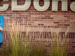 Rezeki! Pegawai McD Dapat Rp 1,4 Juta Usai Bantu Pelanggan Tersedak