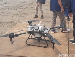 Petani Nggak Perlu Keliling Sawah, Sebar Pupuk Bisa Pakai Drone