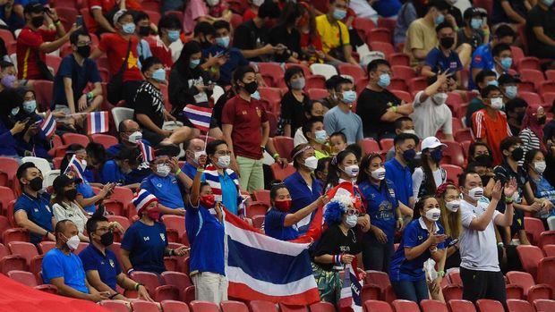 Thailand fans cheer on their team during the first leg of the AFF Suzuki Cup 2020 football semi-final match between Vietnam and Thailand at the National Stadium in Singapore on December 23, 2021. (Photo by Roslan RAHMAN / AFP)