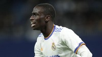 Ferland Mendy direkrut dari Lyon tahun 2019. Masih jadi andalan di kiri belakang El Real. Foto: Getty Images/Gonzalo Arroyo Moreno