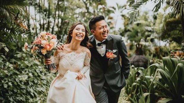 Joshua Suherman and Clairine Clay officially married and became husband and wife on Wednesday (22/12).  Let's take a peek at their wedding portraits!