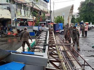 Gapura di Pasar Lama Tangerang Roboh, Becak hingga Motor Tertimpa
