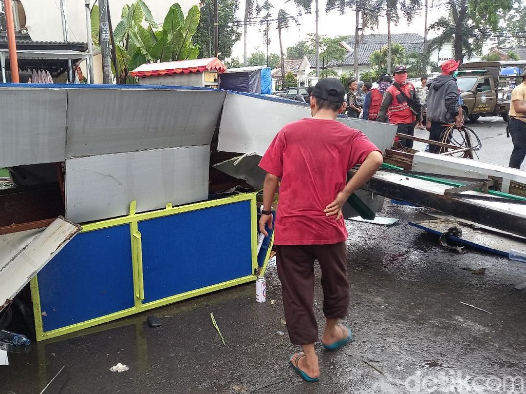 Evakuasi Gapura Pasar Lama Tangerang Roboh Selesai, BPBD: Sudah Aman Dilewati