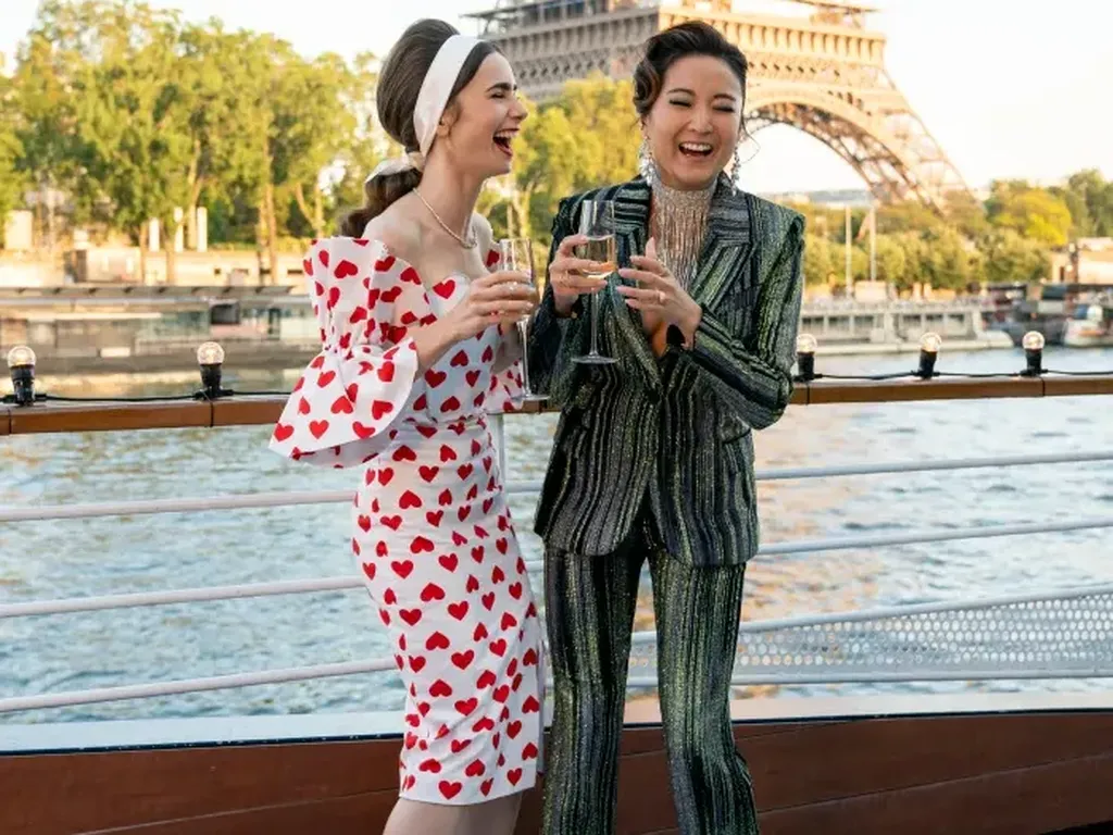 Intip Gaya Lily Collins di Emily in Paris 2, Makin Dewasa & Sophisticated