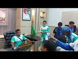 Buruh Duduki Ruang Kerja Gubernur Berujung Pencopotan Kasatpol Banten