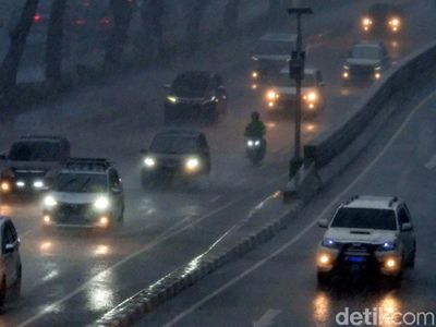 Hati-hati Berkendara! Hujan Lebat Guyur Jalan Sudirman Jakarta