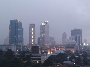 Hujan Deras Disertai Petir Guyur Jakarta Selatan