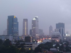 Hujan Deras Disertai Petir Guyur Jakarta Selatan