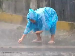 Hujan Es Malang, Warga Punguti Butiran Es di Jalan