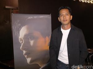 Ilyas Bachtiar Ratapi Kesedihan Ditinggal Hanna Kirana Lewat Tatapan Terakhirmu Ilyas Bachtiar Ratapi Kesedihan Ditinggal Hanna Kirana Lewat Tatapan Terakhirmu