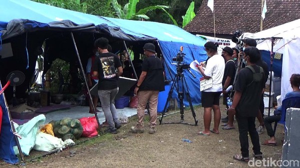 Syuting sinetron Terpaksa Menikahi Tuan Muda (TMTM) disesalkan banyak pihak karena digelar di area pengungsian Erupsi Semeru. Syuting itu dinilai tidak etis.