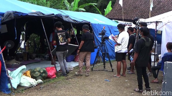 Ini Syuting Sinetron di Pengungsian Semeru yang Bikin Miris Warga Syuting sinetron Terpaksa Menikahi Tuan Muda (TMTM) disesalkan banyak pihak karena digelar di area pengungsian Erupsi Semeru. Syuting itu dinilai tidak etis.