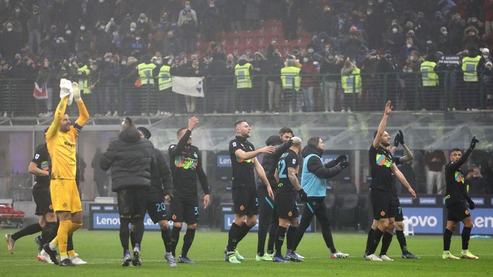 MILAN, ITALY - DECEMBER 22: FC Internazionale players celebrate following the Serie A match between FC Internazionale and Torino FC at Stadio Giuseppe Meazza on December 22, 2021 in Milan, Italy. (Photo by Marco Luzzani/Getty Images)