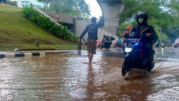 Jakarta Diguyur Hujan, Jalan di Semanggi Arah Gatsu Tergenang
