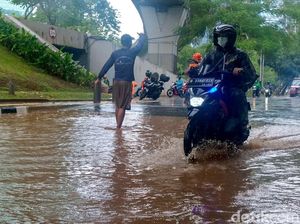 Jakarta Diguyur Hujan, Jalan di Semanggi Arah Gatsu Tergenang Jakarta Diguyur Hujan, Jalan di Semanggi Arah Gatsu Tergenang