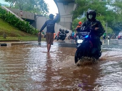 Jakarta Diguyur Hujan, Jalan di Semanggi Arah Gatsu Tergenang