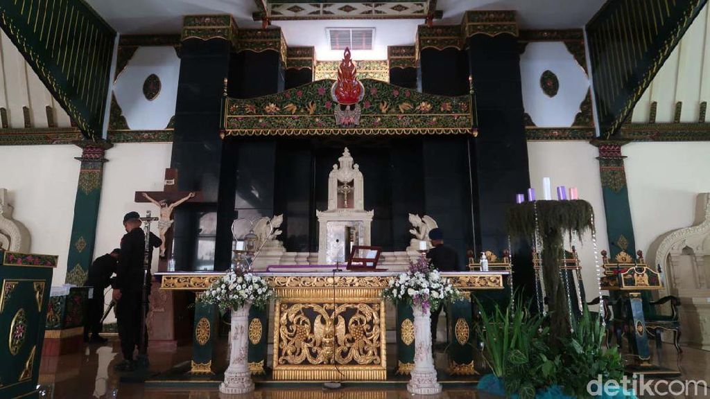 Jelang Natal, Gegana Sterilisasi Gereja di Bantul Jelang Natal, Gegana Sterilisasi Gereja di Bantul