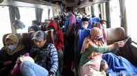 Jelang Natal, Terminal Pulo Gebang Mulai Ramai Penumpang