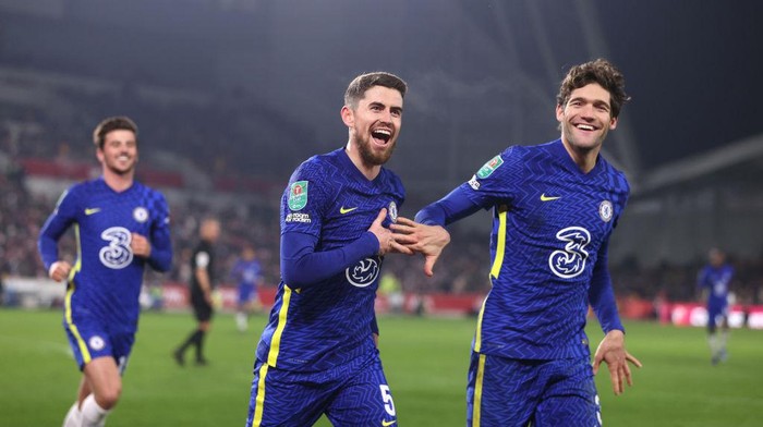 BRENTFORD, ENGLAND - DECEMBER 22: Jorginho of Chelsea celebrates with teammate Marcos Alonso after scoring their sides second goal from the penalty spot during the Carabao Cup Quarter Final match between Brentford and Chelsea at Brentford Community Stadium on December 22, 2021 in Brentford, England. (Photo by Alex Pantling/Getty Images)