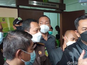 Di Sidang, Santriwati Ngaku Diperkosa Herry Wirawan 4 Kali