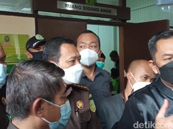 Di Sidang, Santriwati Ngaku Diperkosa Herry Wirawan 4 Kali