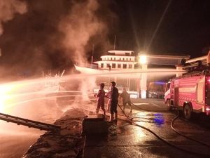 Kapal di Dermaga Kluwut Brebes Terbakar