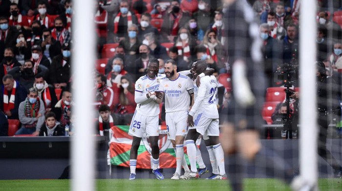 BILBAO, SPAIN - DECEMBER 22: Karim Benzema of Real Madrid celebrates scoring a goal with team mates during the LaLiga Santander match between Athletic Club and Real Madrid CF at San Mames Stadium on December 22, 2021 in Bilbao, Spain. (Photo by Juan Manuel Serrano Arce/Getty Images)