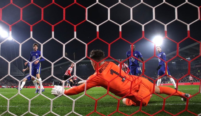 BRENTFORD, ENGLAND - DECEMBER 22: Kepa Arrizabalaga of Chelsea makes a save during the Carabao Cup Quarter Final match between Brentford and Chelsea at Brentford Community Stadium on December 22, 2021 in Brentford, England. (Photo by Alex Pantling/Getty Images)