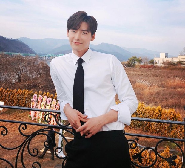 Lee Jong Suk memerankan sosok Park Hoon, dokter jenius yang terkesan sebagai sosok dokter yang misterius.