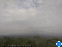Kondisi Terkini Gunung Semeru Tertutup Kabut