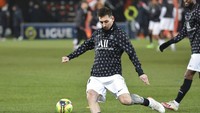 Messi tak ditemani Neymar atau Mbappe saat PSG melawat ke markas Lorient di partai Ligue 1. (Foto: AP/Jeremias Gonzalez)
