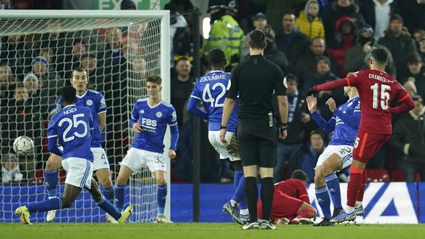 Liverpool's Alex Oxlade-Chamberlain, right, shoots to score his sides first goal during the English League Cup quarter-final soccer match between Liverpool and Leicester City, at Anfield Stadium, in Liverpool, England, Wednesday Dec. 22, 2021. (AP Photo/Jon Super)