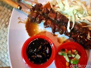 Mantap! Sate Kambing 30 cm Ini Disiram Bumbu Rempah Sunda dan Timur Tengah