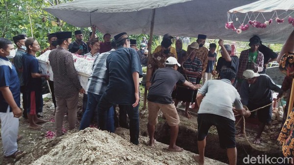 Mbah Minto (85) dimakamkan satu kompleks dengan almarhum suaminya di permakaman Argoloyo Wonosegeran, Klaten