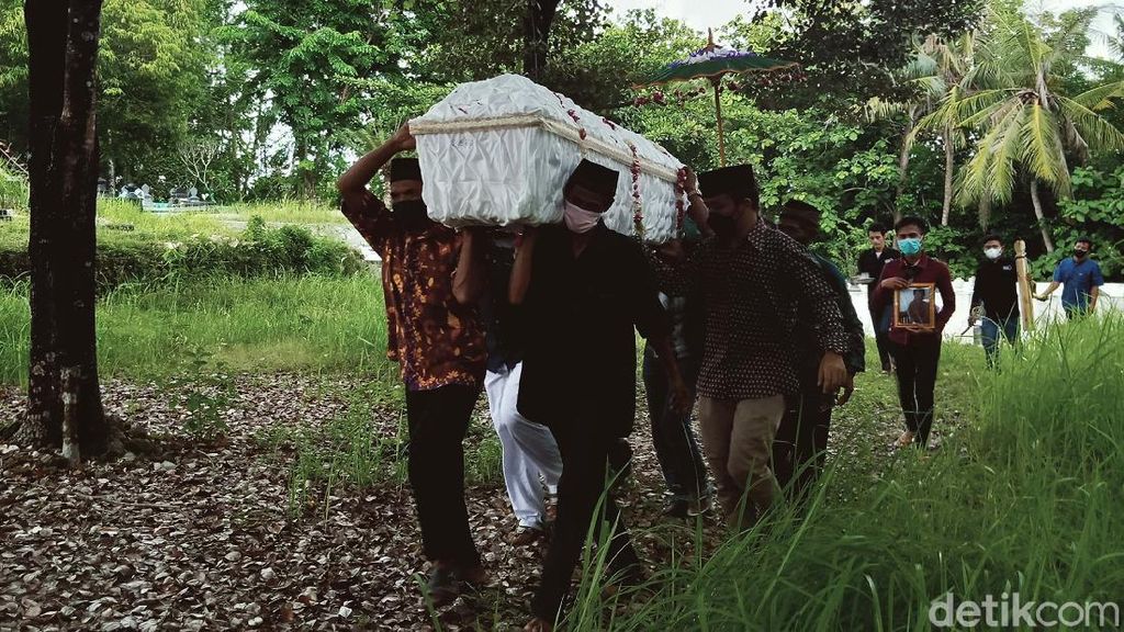 Mbah Minto Dimakamkan di Pemakaman Argoloyo Mbah Minto Dimakamkan di Pemakaman Argoloyo