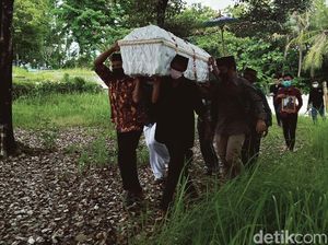 Mbah Minto Dimakamkan di Pemakaman Argoloyo Mbah Minto Dimakamkan di Pemakaman Argoloyo
