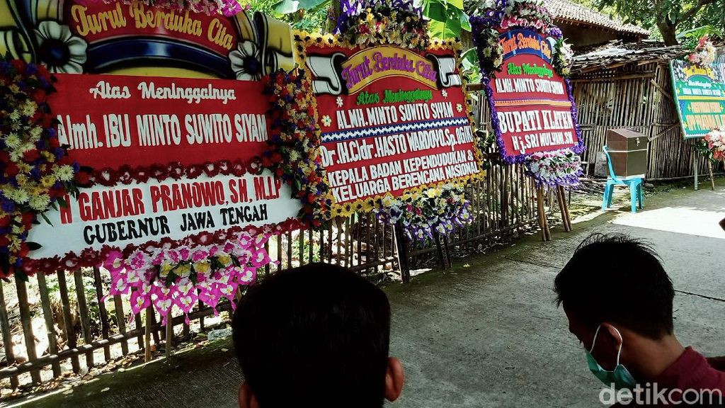 Mbah Minto Tutup Usia, Karangan Bunga Banjiri Rumah Duka Mbah Minto Tutup Usia, Karangan Bunga Banjiri Rumah Duka