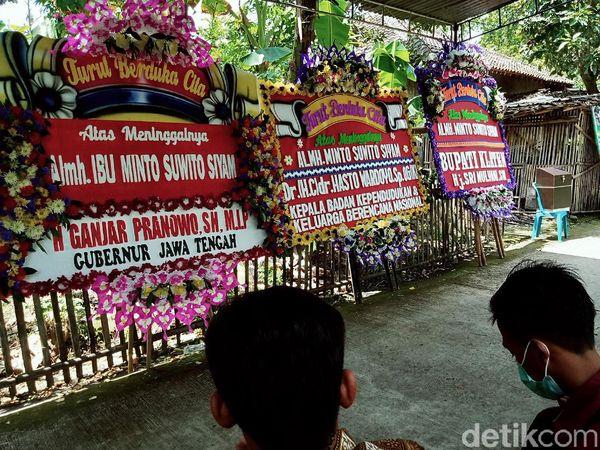 Mbah Minto Tutup Usia, Karangan Bunga Banjiri Rumah Duka