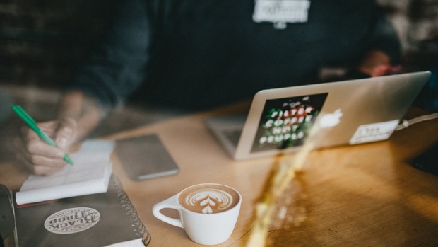 Menghabiskan hari dengan hal produktif Menghabiskan hari dengan hal produktif