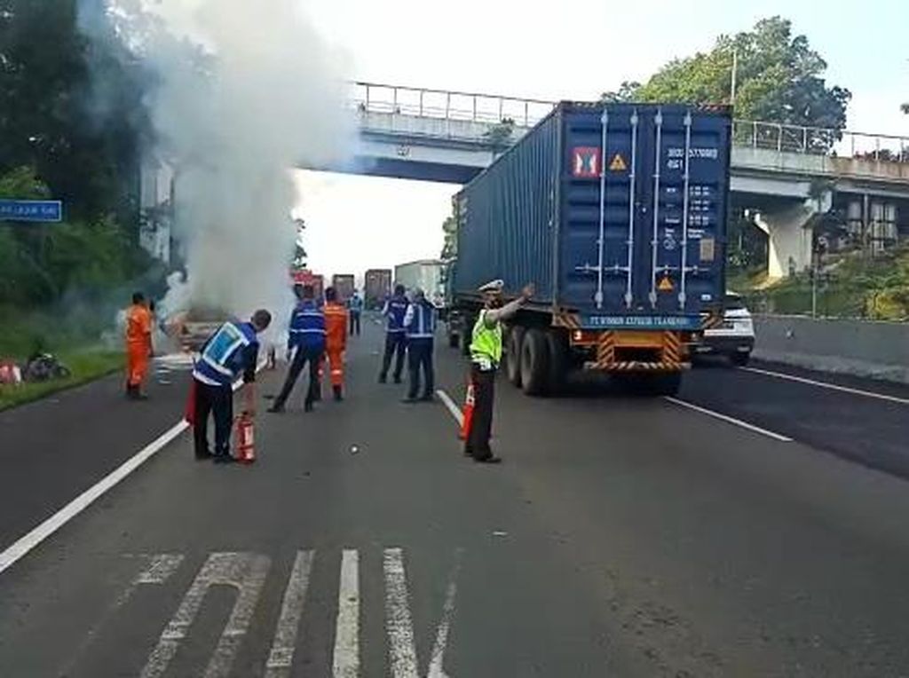 Mobil Ludes Terbakar di Tol Cipularang
