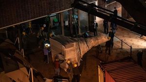 Detik-detik Tugu Tiananmen Dipindahkan dari Universitas Hong Kong