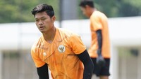Kemudian ada Muhamad Riyandi. Dari 4 kiper yang dibawa Shin Tae-yong ke Piala AFF, kiper Barito Putera ini satu-satunya yang belum tampil. Saat ini kiper utama dipercayakan kepada Nadeo Arga Winata yang sudah turun tiga kali. Foto: Instagram Muhamad Riyandi