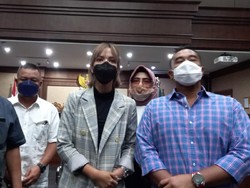 Dengan Mata Berkaca-kaca, Nia Ramadhani Tak Sangka Dituntut 12 Bulan Rehab