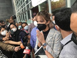 Air Mata Nia Ramadhani Keberatan Dituntut 1 Tahun Rehab Ingin Diringankan